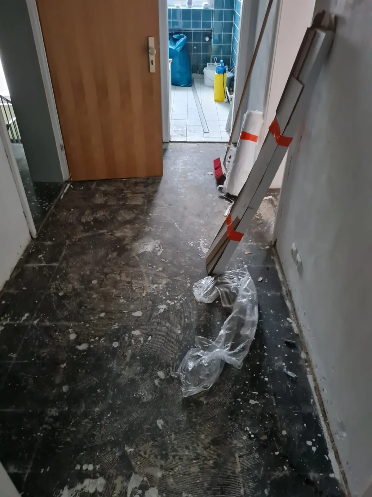 Flur mit Bodenbelag und Kleberresten – Zustand vor der Bearbeitung